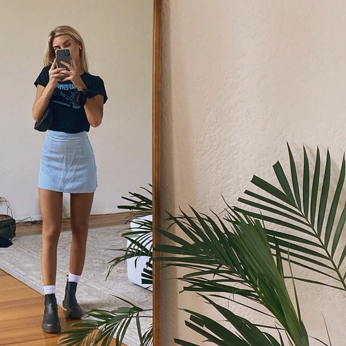 chica usando una minifalda estilizada con botines