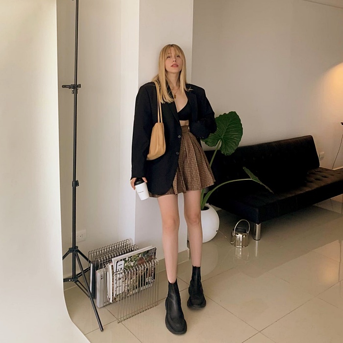 chica vestida con blazer holgado y minifalda