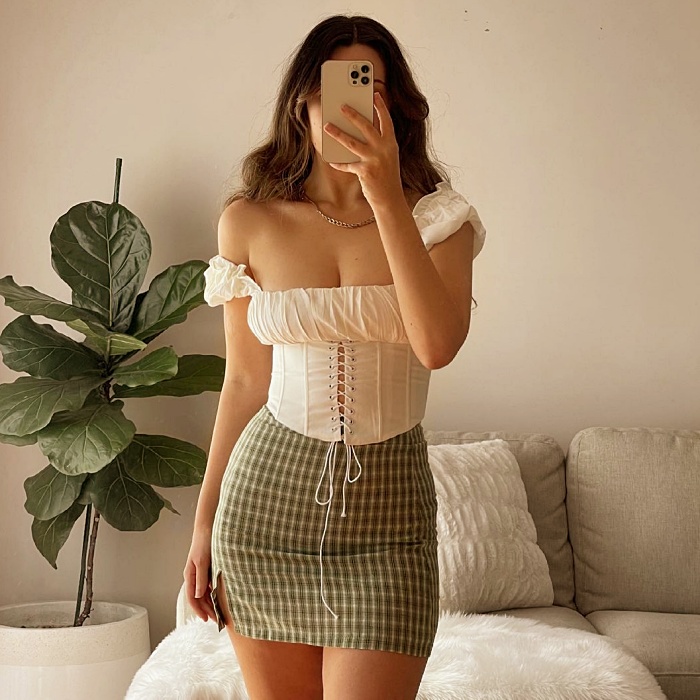 chica con corsé y minifalda