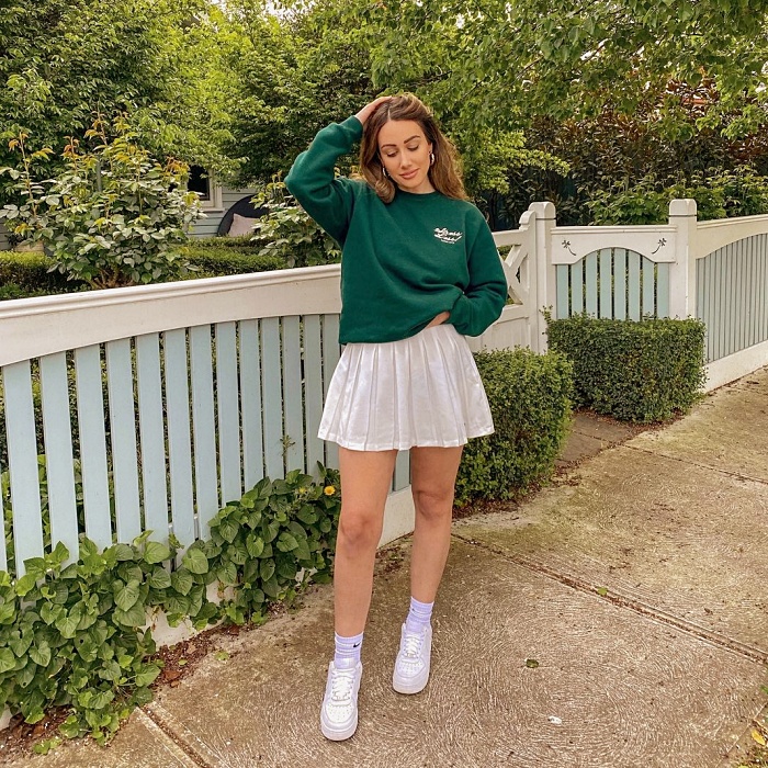 chica con minifalda blanca y tenis cómodos