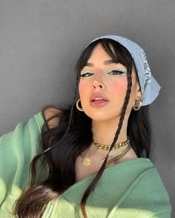 Chica con trenzas al frente y cabello en ondas ;13 Peinados para enchularte en menos de 15 minutos