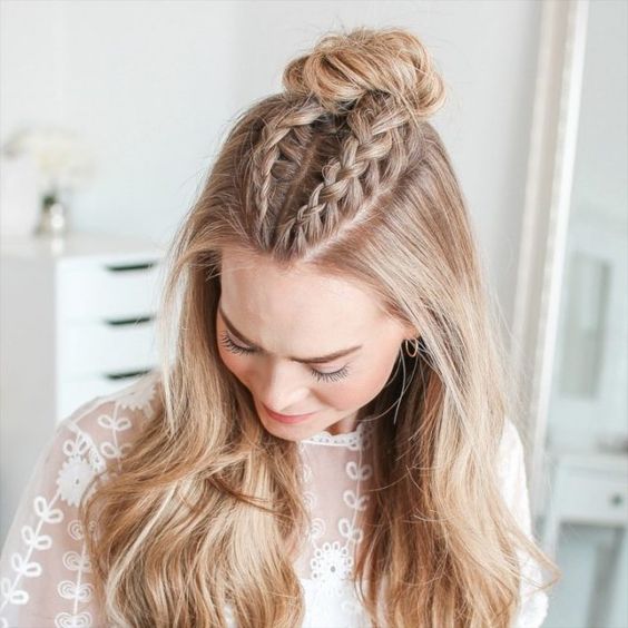 Chica con peinado de trenzas y bun alto ;13 Peinados para enchularte en menos de 15 minutos