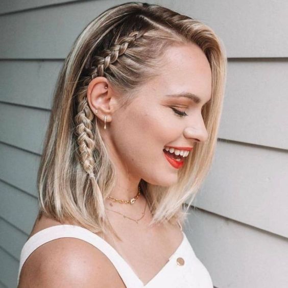 Chica con cabello corto y rubio trenzado ;13 Peinados para enchularte en menos de 15 minutos
