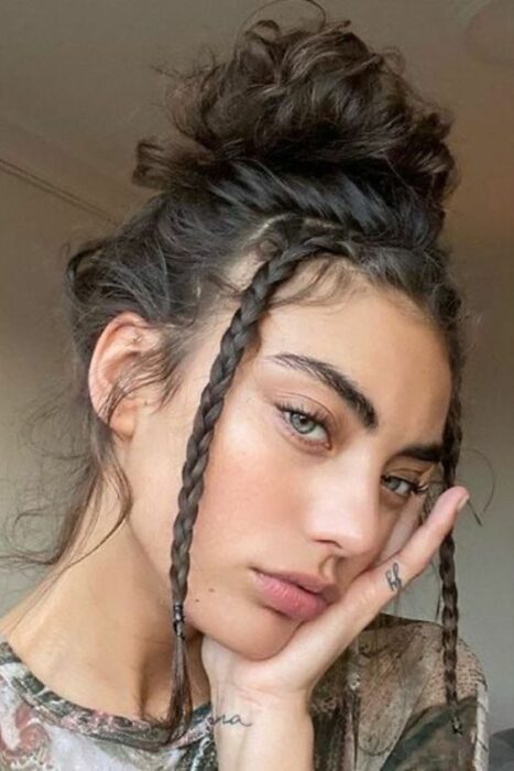 Chica con bun alto y trenzas en fleco ;13 Peinados para enchularte en menos de 15 minutos