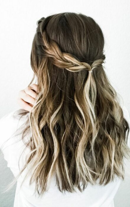 Chica con media coleta y ondas ;13 Peinados para enchularte en menos de 15 minutos