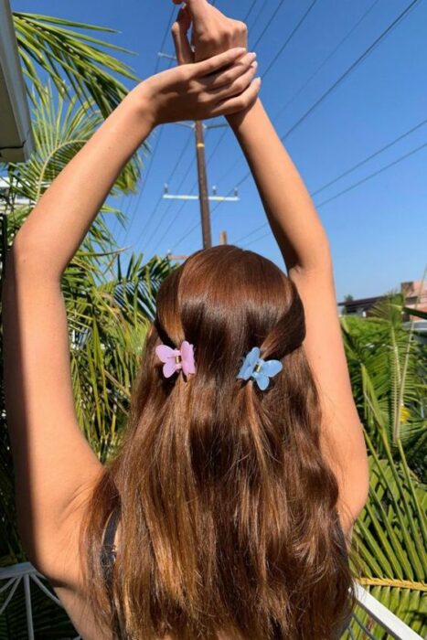 Chica con pinzas a los costados ;13 Peinados para enchularte en menos de 15 minutos