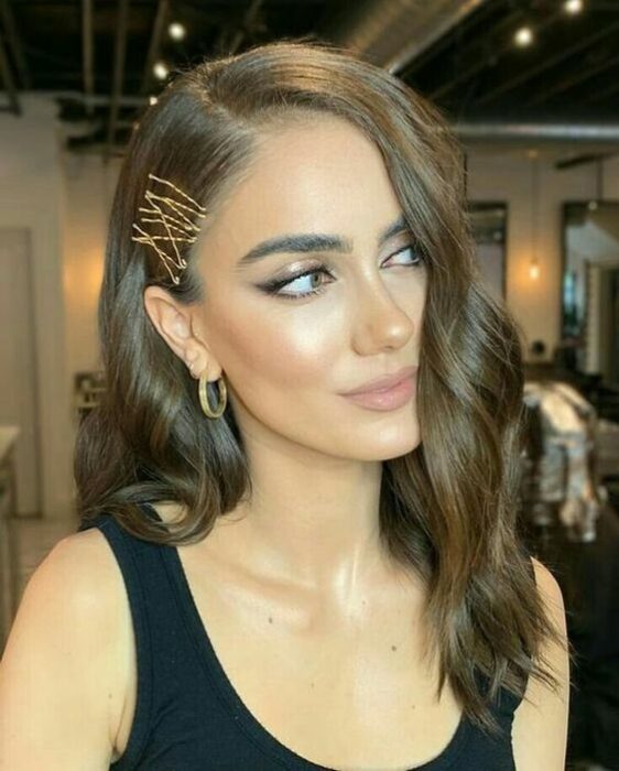 Chica con cabello en ondas y clips a un costado ;13 Peinados para enchularte en menos de 15 minutos