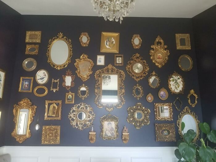 Pared de una habitación decorada con espejos vintage