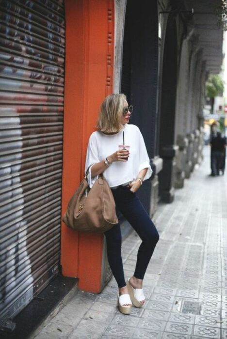 Chica con pantalón de mezclilla y sandalias de plataforma