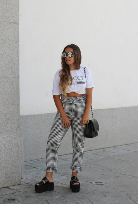 Chica con pantalón de mezclilla y sandalias de plataforma
