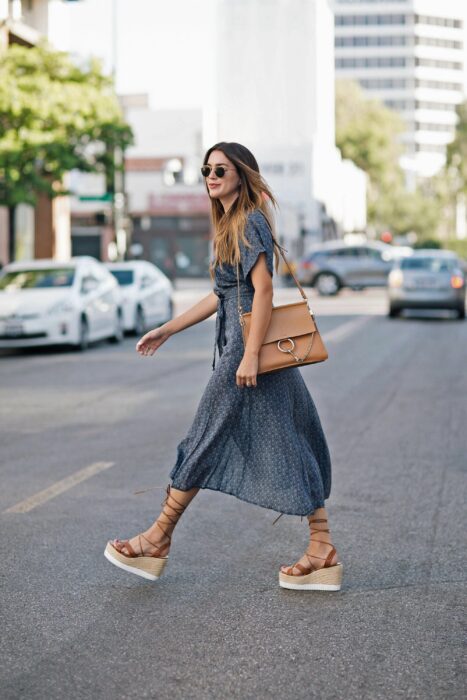 Chica caminando con un vestido y sandalias de plataforma