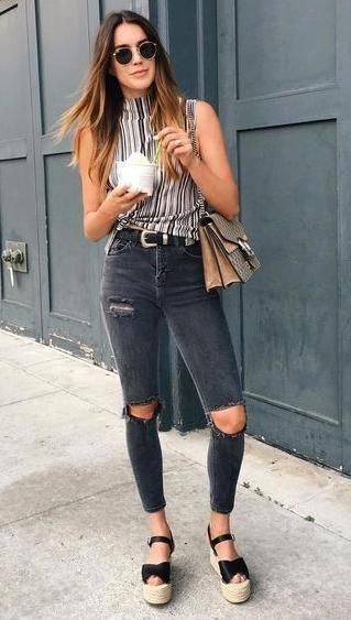 Chica con un outfit de pantalón de mezclilla y sandalias de plataforma