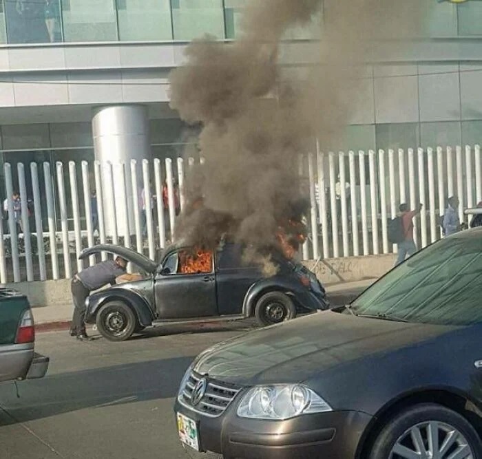 Automóvil en llamas; 15 Personas que mantuvieron la calma en momentos críticos