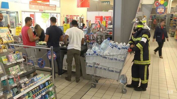 Grupo de personas en un centro comercial; 15 Personas que mantuvieron la calma en momentos críticos