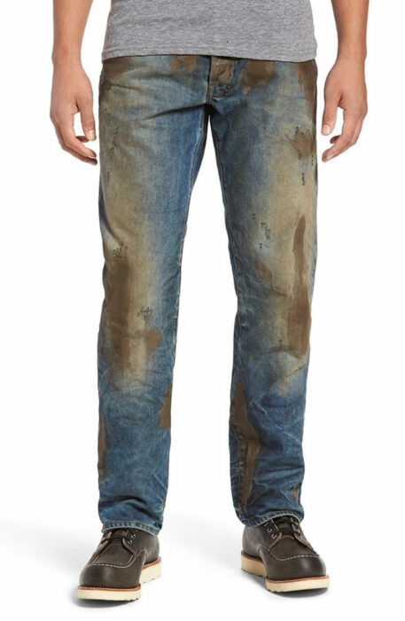 Pantalones de hombre cubiertos de lodo