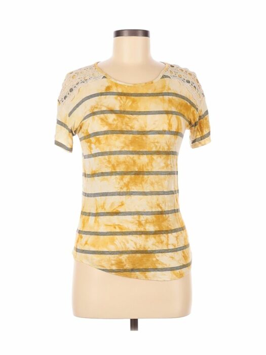 camiseta de líneas con mostaza