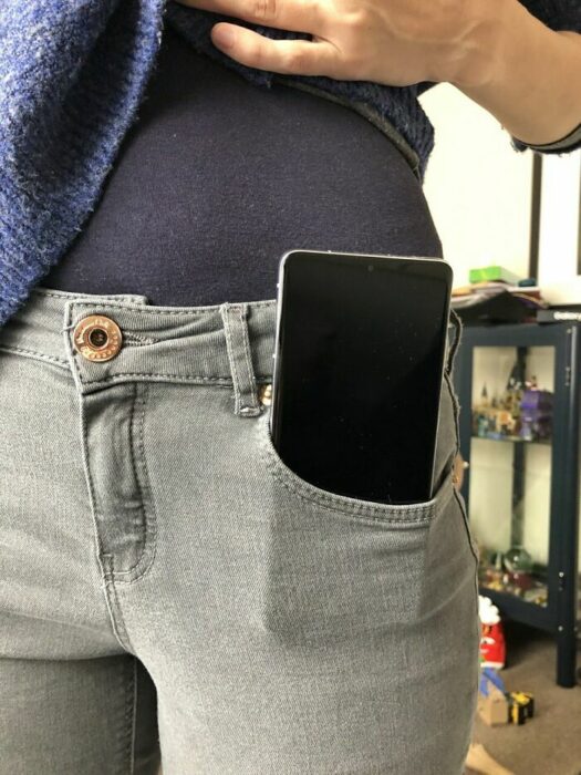 Bolsillos de un pantalón de mujer que son pequeños