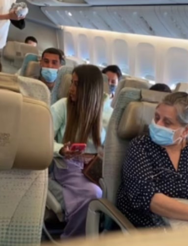 chica tomando fotos sobre un avión; Influencer presume vuelo en primera clase; su boleto era de clase económica