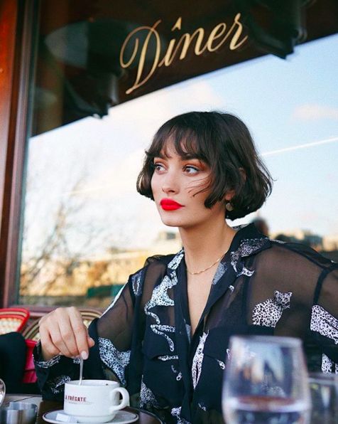 Chica en una cafetería
