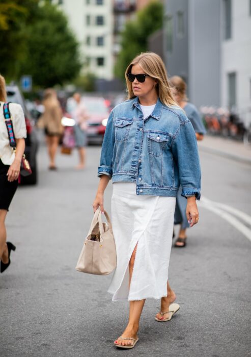 Chica usando unas sandalias flip flops con un vestido blanco