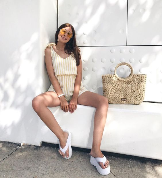 Chica usando unas sandalias flip flops con un short
