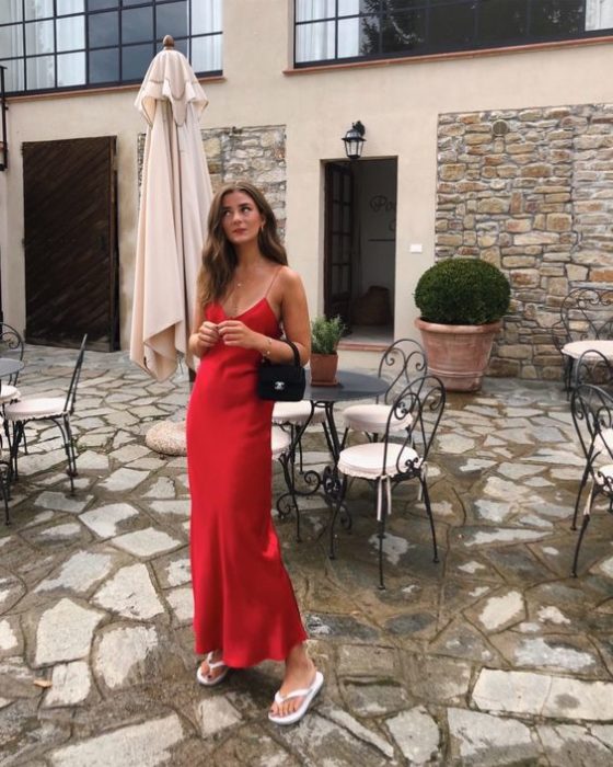 Chica usando unas sandalias flip flops con un vestido slip dress