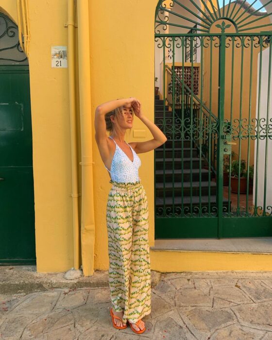 Chica usando unas sandalias flip flops con un pantalón
