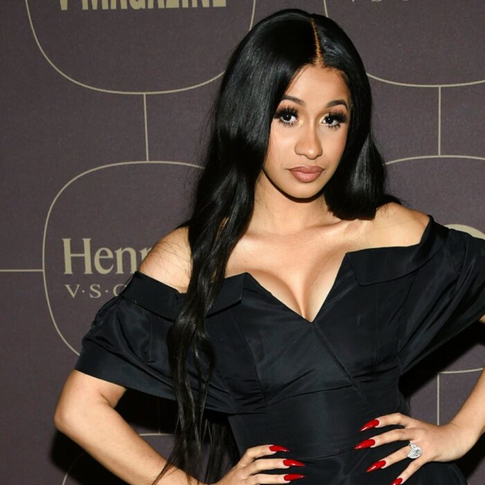 Cardi B posando en una alfombra roja