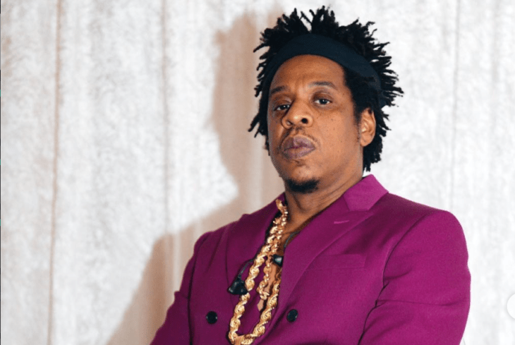 Jay-Z posando para una foto en una alfombra roja