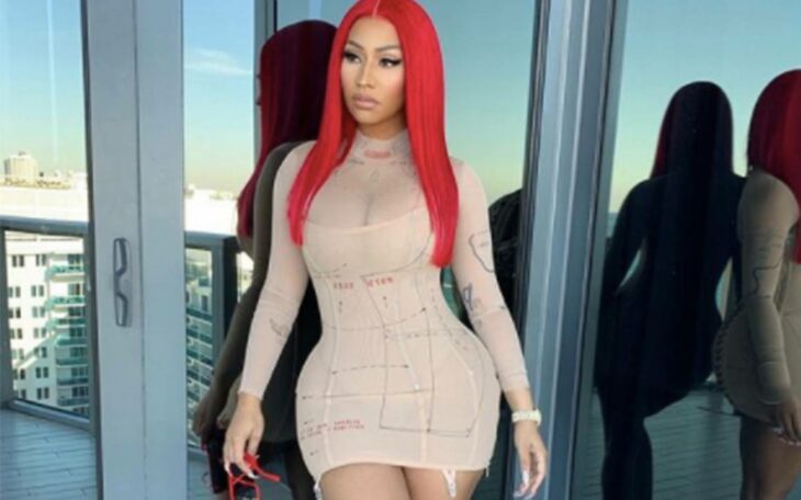 Nicki Minaj posando para una foto en una alfombra roja