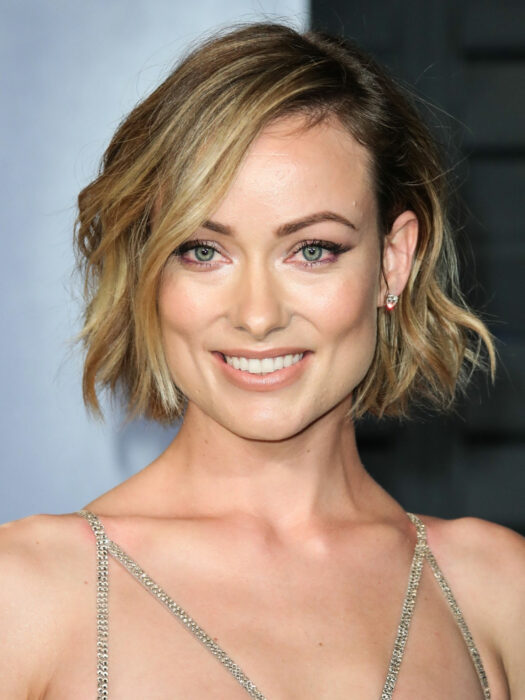 Olivia Wilde posando para una foto en una alfombra roja