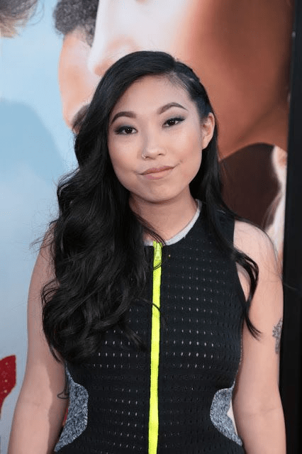 Awkwafina posando para una foto en una alfombra roja