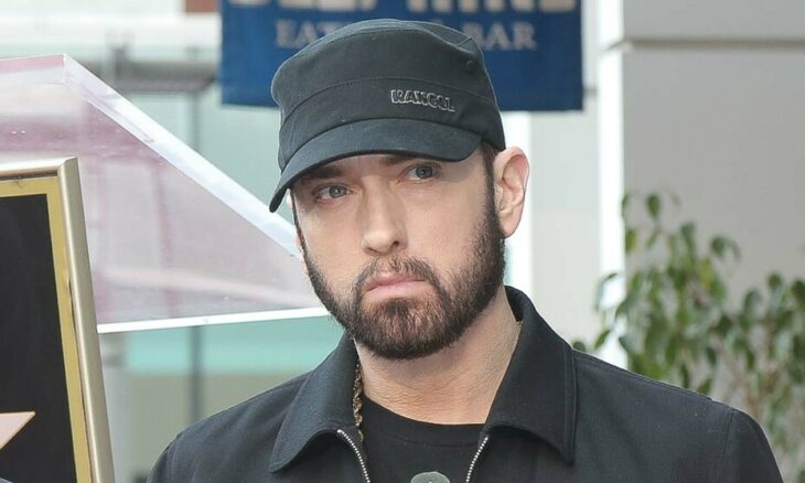 Eminem posando para una foto en una alfombra roja