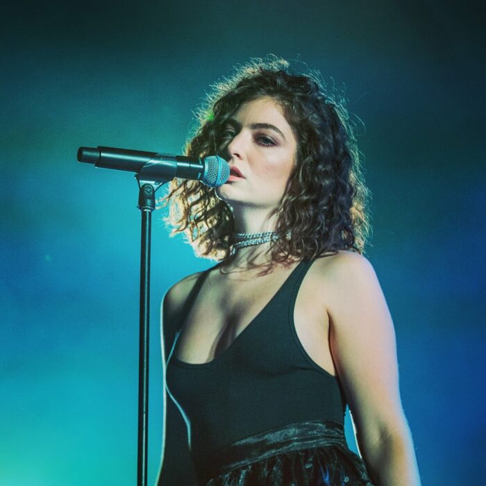 Lorde posando para una foto en una alfombra roja