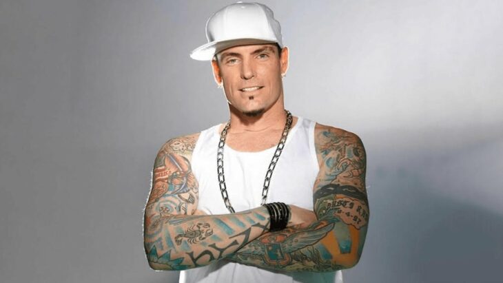 Vanilla Ice posando para una foto en una alfombra roja