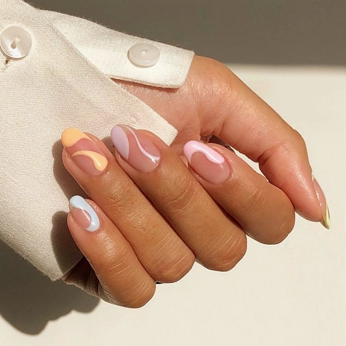 uñas, manicura, uñas postizas con diseño estilo efecto retro, psicodélico, hippie en colores rosa, café, beige, nude, azul celeste, amarillo, tonos pastel.