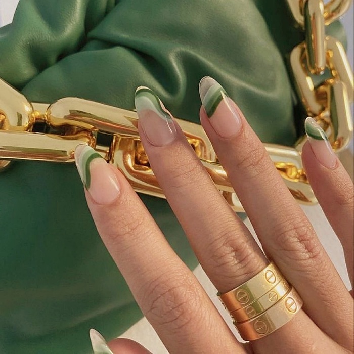 uñas, manicura, uñas postizas con diseño estilo efecto retro, psicodélico, hippie en colores rosa, café, beige, nude, azul celeste, amarillo, tonos pastel.