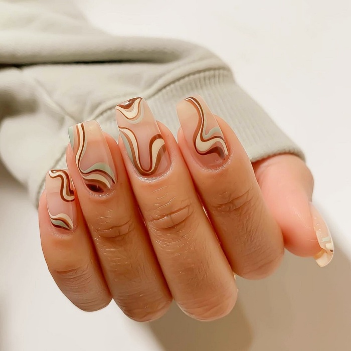 uñas, manicura, uñas postizas con diseño estilo efecto retro, psicodélico, hippie en colores rosa, café, beige, nude, azul celeste, amarillo, tonos pastel.
