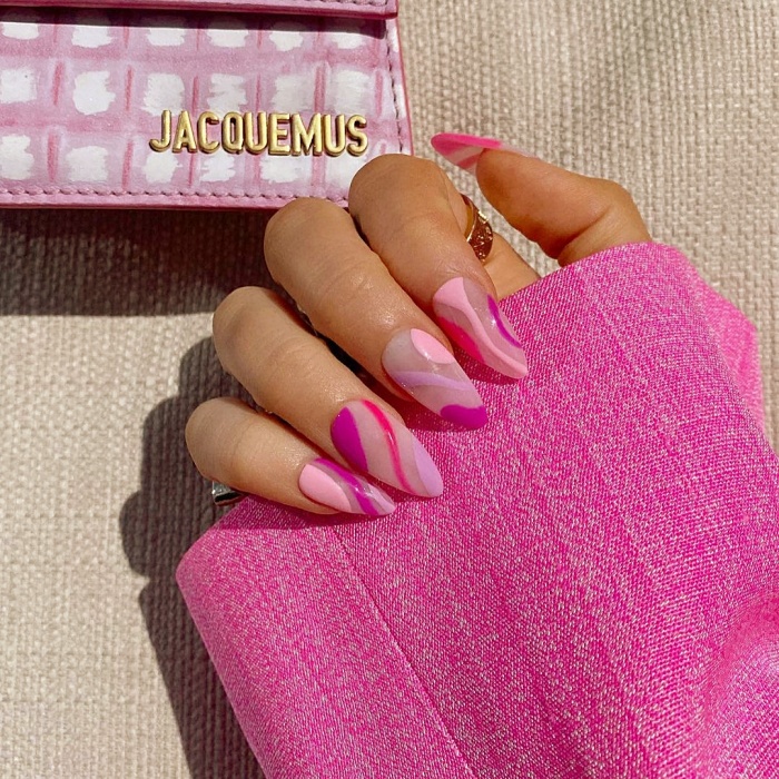 uñas, manicura, uñas postizas con diseño estilo efecto retro, psicodélico, hippie en colores rosa, café, beige, nude, azul celeste, amarillo, tonos pastel.