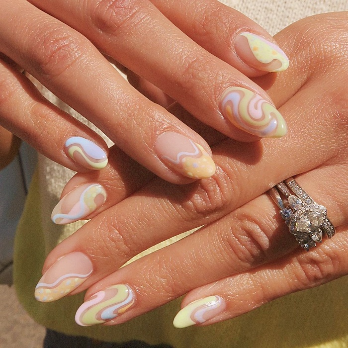 uñas, manicura, uñas postizas con diseño estilo efecto retro, psicodélico, hippie en colores rosa, café, beige, nude, azul celeste, amarillo, tonos pastel.