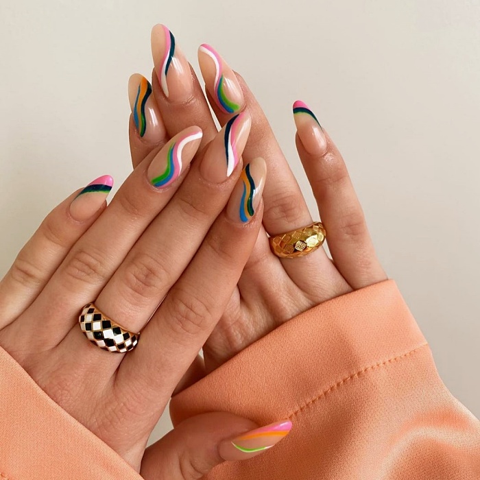 uñas, manicura, uñas postizas con diseño estilo efecto retro, psicodélico, hippie en colores rosa, café, beige, nude, azul celeste, amarillo, tonos pastel.