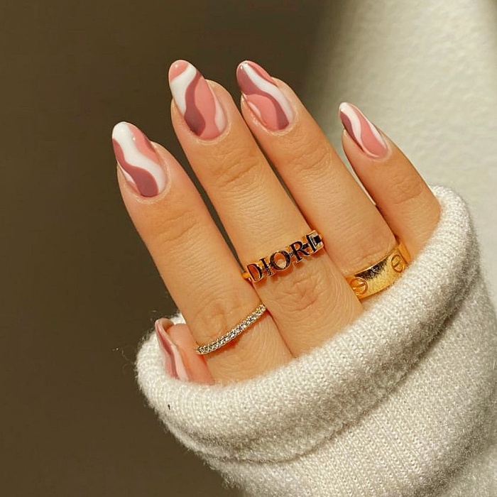 uñas, manicura, uñas postizas con diseño estilo efecto retro, psicodélico, hippie en colores rosa, café, beige, nude, azul celeste, amarillo, tonos pastel.