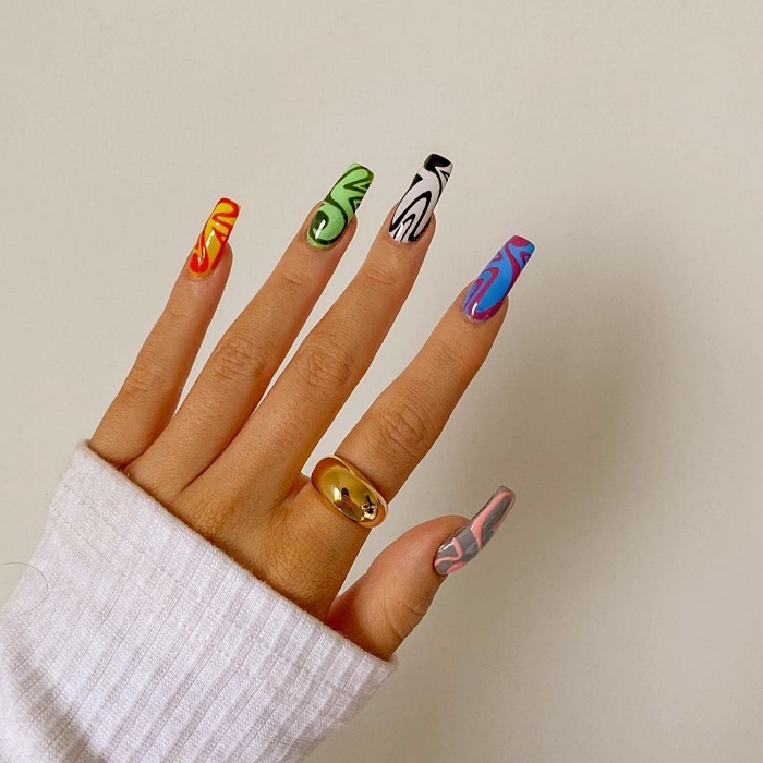 uñas, manicura, uñas postizas con diseño estilo efecto retro, psicodélico, hippie en colores rosa, café, beige, nude, azul celeste, amarillo, tonos pastel.