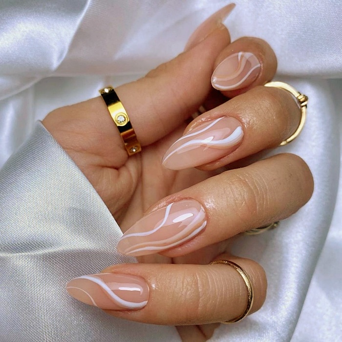 uñas, manicura, uñas postizas con diseño estilo efecto retro, psicodélico, hippie en colores rosa, café, beige, nude, azul celeste, amarillo, tonos pastel.