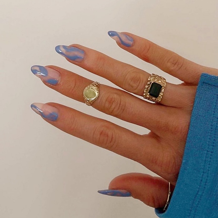 uñas, manicura, uñas postizas con diseño estilo efecto retro, psicodélico, hippie en colores rosa, café, beige, nude, azul celeste, amarillo, tonos pastel.