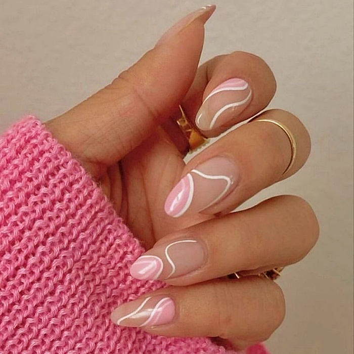 uñas, manicura, uñas postizas con diseño estilo efecto retro, psicodélico, hippie en colores rosa, café, beige, nude, azul celeste, amarillo, tonos pastel.