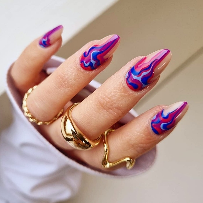 uñas, manicura, uñas postizas con diseño estilo efecto retro, psicodélico, hippie en colores rosa, café, beige, nude, azul celeste, amarillo, tonos pastel.