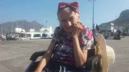 Mujer con alzheimer sentada disfrutando de la playa 