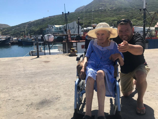 Sean O'sSallaigh posando junto a su madre con alzheimer mientras están en la playa