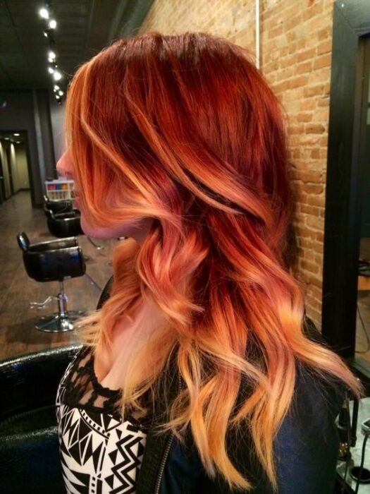 chica con cabello teñido en rojo y amarillo ;13 Pruebas de que el tinte 'sunset copper' es la nueva tendencia